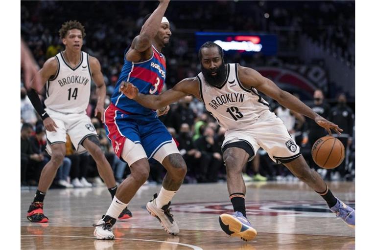 James Harden (r) wechselt Berichten zufolge von Brooklyn nach Philadelphia. Foto: Evan Vucci/AP/dpa