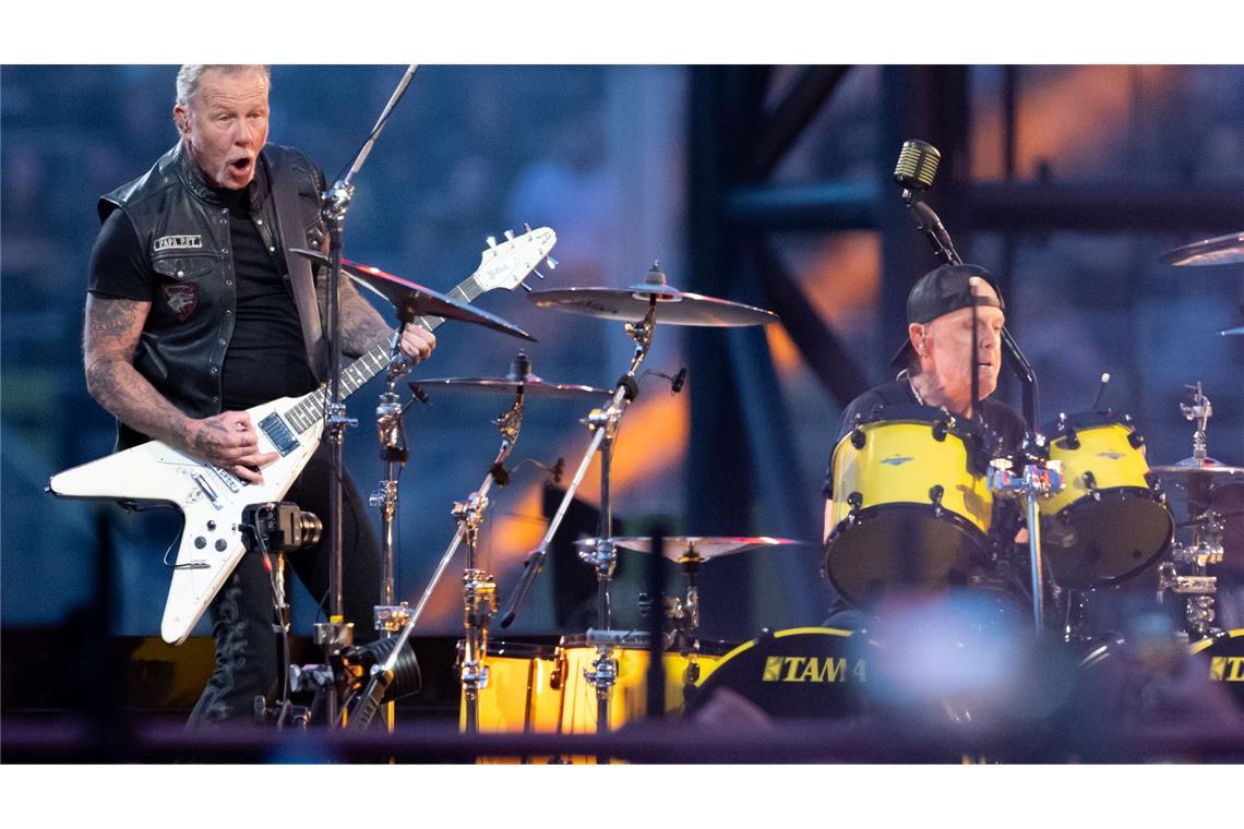 Metallica gibt 2026 drei Konzerte in Deutschland James Hetfield (l), Sänger und Gitarrist, und Lars Ulrich, Schlagzeuger, von der US-Metal-Band Metallica stehen im Münchner Olympiastadion auf der Bühne.