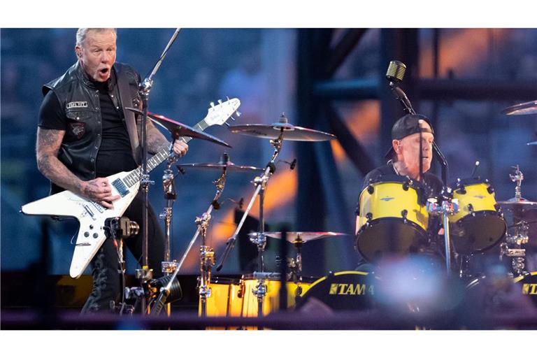 James Hetfield (l), Sänger und Gitarrist, und Lars Ulrich, Schlagzeuger, von der US-Metal-Band Metallica stehen im Münchner Olympiastadion auf der Bühne.