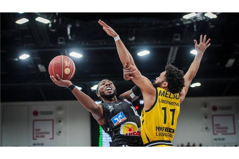 James Murray-Boyles (li.) noch im Trikot der Crailsheimer
