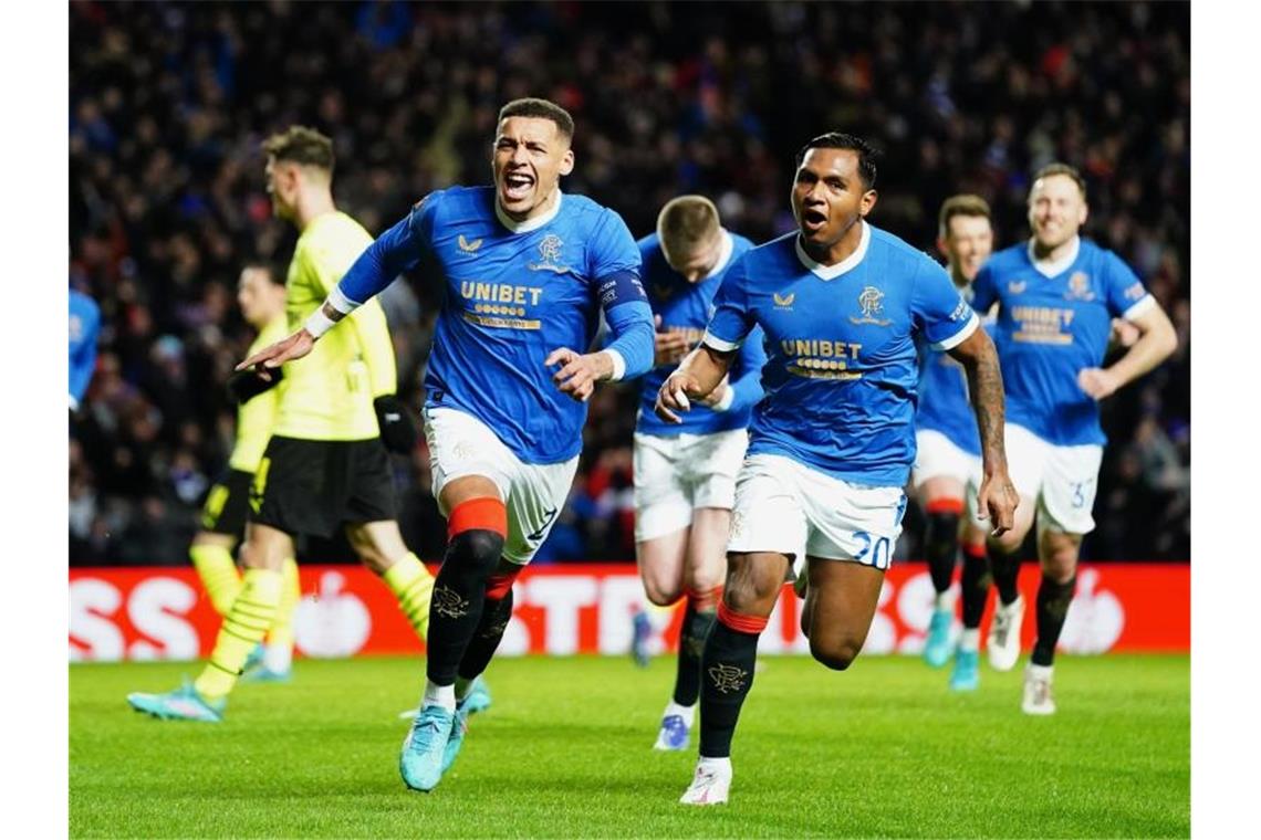 Aufholjagd gescheitert: Aus für BVB nach Remis in Glasgow James Tavernier (M) feiert mit seinen Teamkollegen einen Treffer für die Rangers. Foto: Jane Barlow/PA Wire/dpa