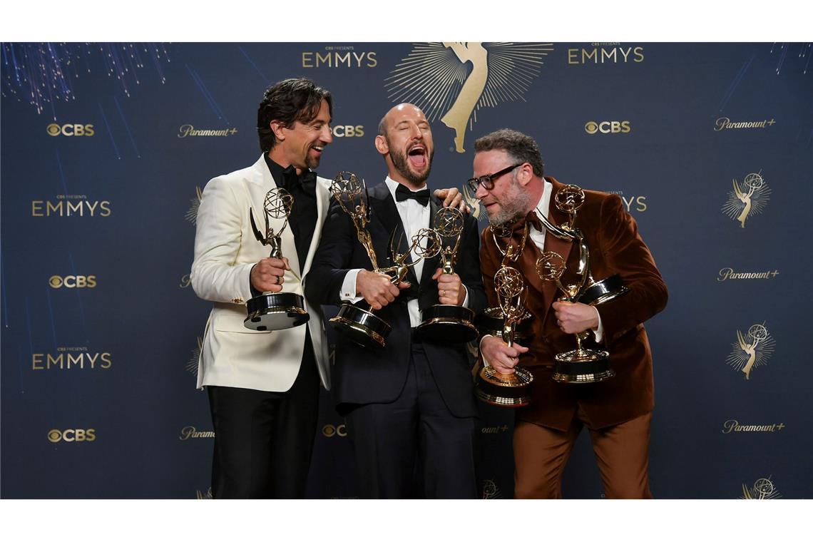 James Weaver, Evan Goldberg und Seth Rogen jubeln während der 77th Primetime Emmy Awards im Peacock Theater.