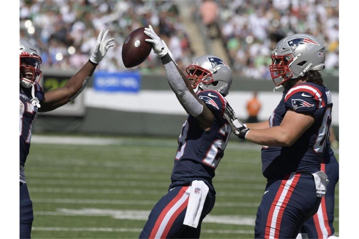 James White (M) von den New England Patriots feiert einen Touchdown. Foto: Bill Kostroun/AP/dpa