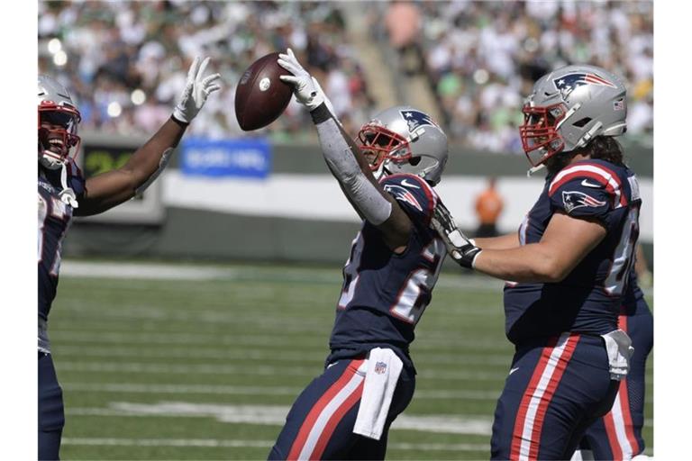 James White (M) von den New England Patriots feiert einen Touchdown. Foto: Bill Kostroun/AP/dpa