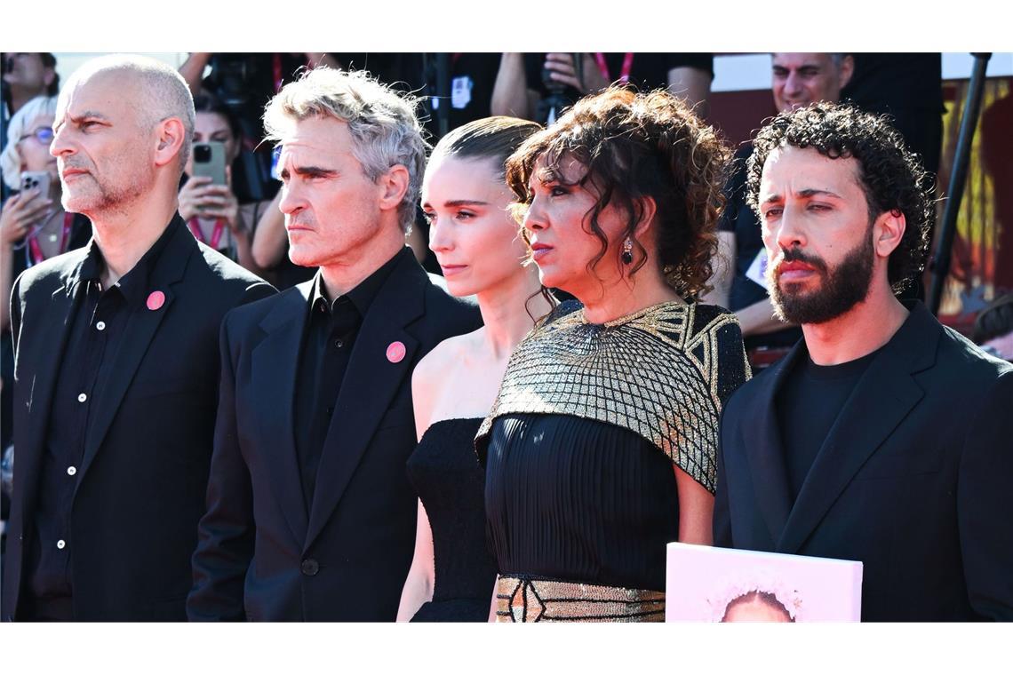 „The Voice of Hind Rajab“ – sorgt für Aufsehen James Wilson (l-r), Joaquin Phoenix, Rooney Mara, Kaouther Ben Hania und Motaz Malhees stehen mit einem Foto des palästinensischen Mädchens Hind Rajab auf dem roten Teppich für den Film «The Voice of Hind Rajab» während der 82. Ausgabe der Filmfestspiele von Venedig.