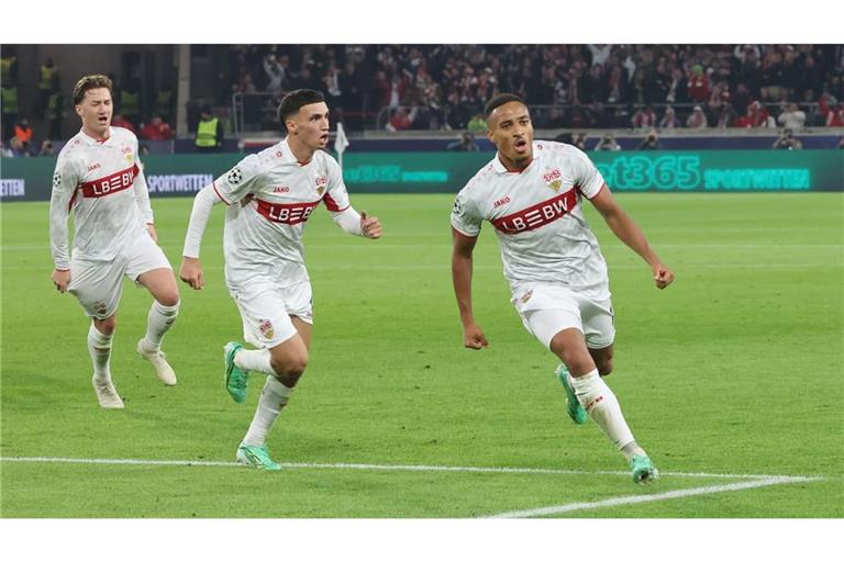 Jamie Leweling (re.) hat gegen Atletico Madrid für den VfB Stuttgart das 1:0 erzielt.