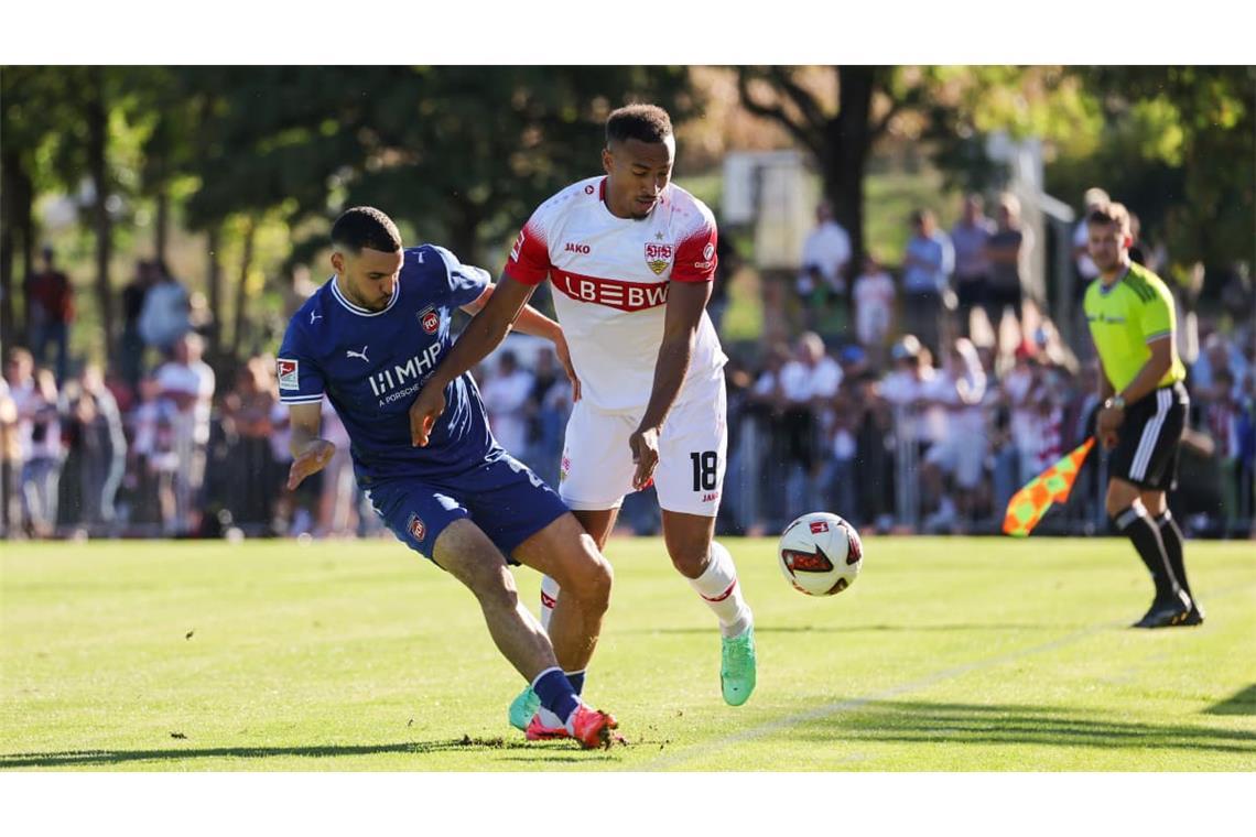 Jamie Leweling (re.) machte auf dem linken Flügel des VfB mächtig Dampf.