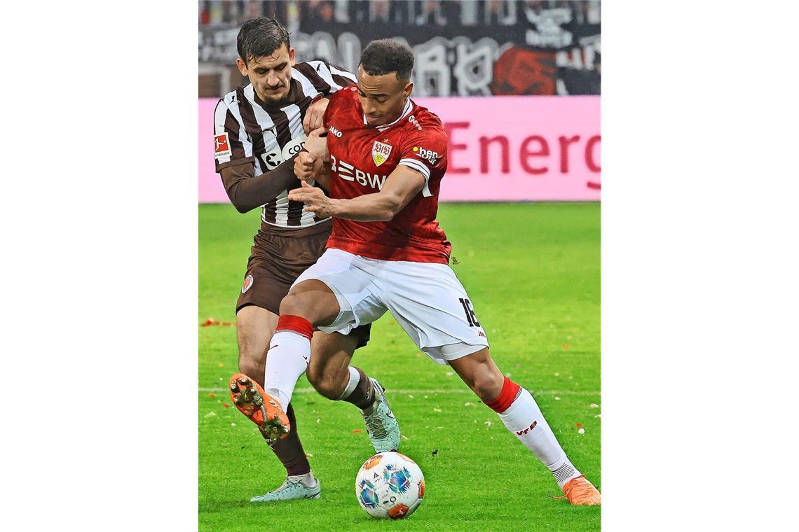 Jamie Leweling (re.) und der VfB müssen noch ganz schön rackern für Punkte.