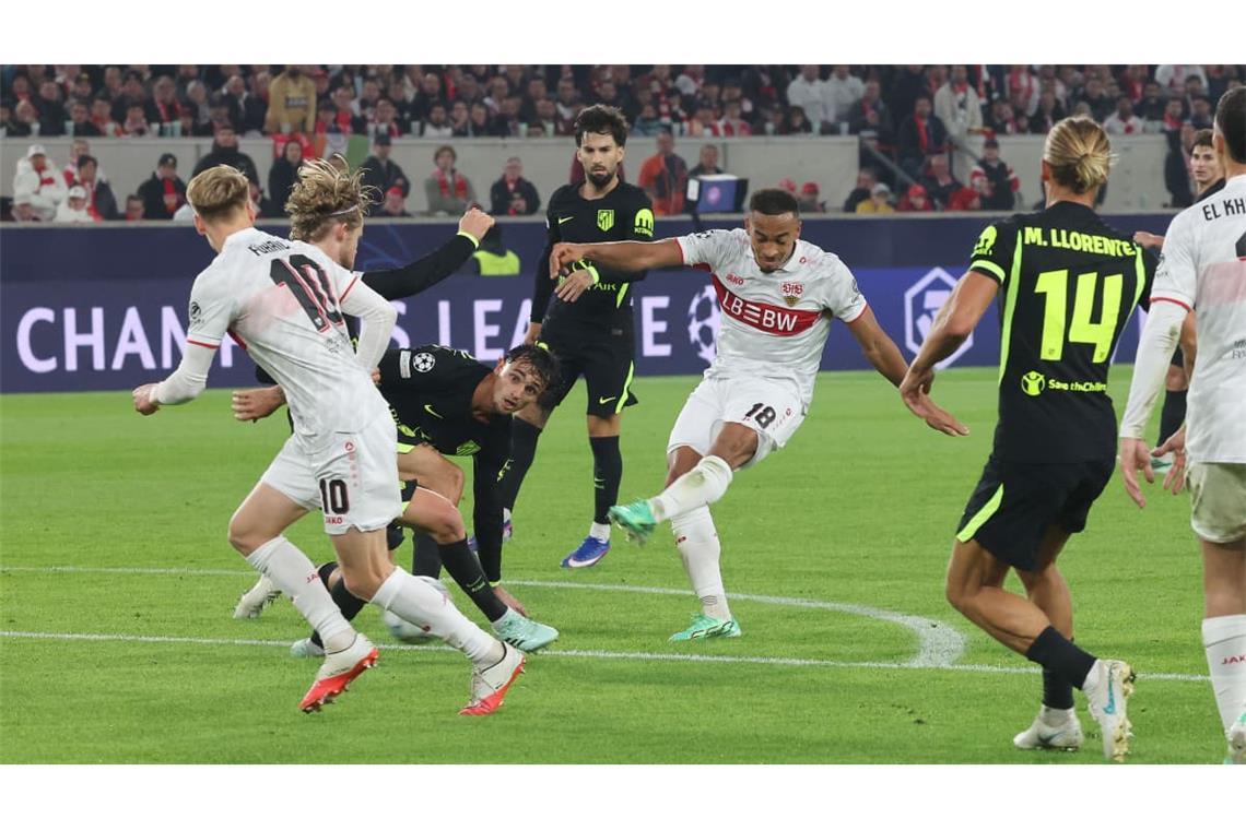 Jamie Leweling trifft für den VfB Stuttgart gegen Atletico Madrid.