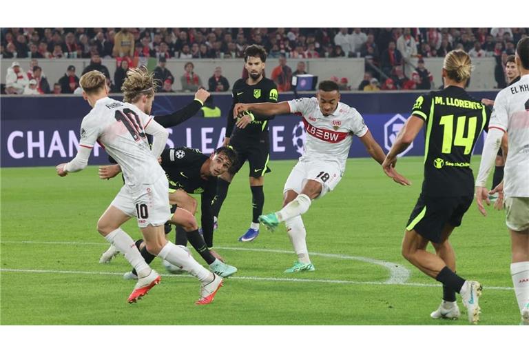 Jamie Leweling trifft für den VfB Stuttgart gegen Atletico Madrid.