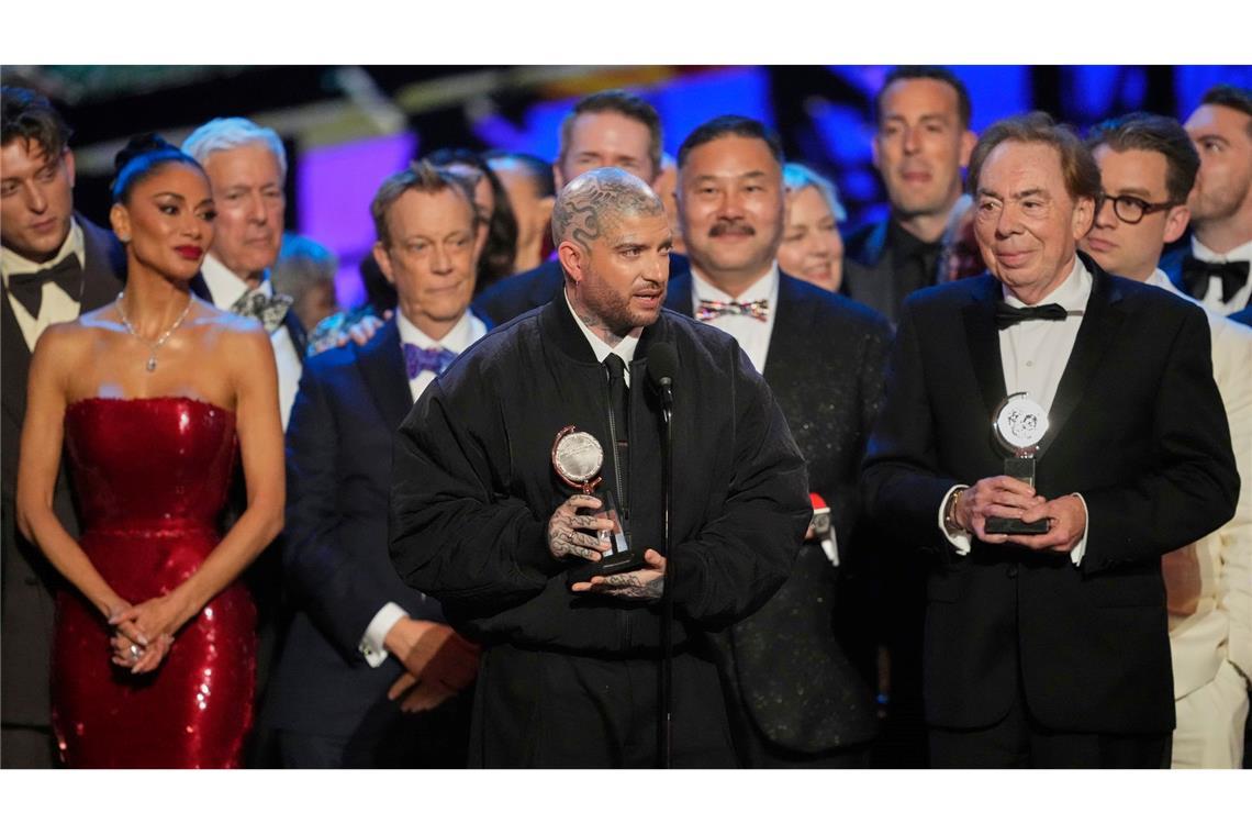 Andrew Lloyd Superstar? Wie Webber wiederentdeckt wird Jamie Lloyd, Mitte, nimmt am 8. Juni den Preis für die beste Wiederaufnahme eines Musicals für "Sunset Boulevard" während der 78. Tony Awards in der Radio City Music Hall entgegen - links neben ihm Nicole Scherzinger, rechts neben ihm Webber. (Archivbild)