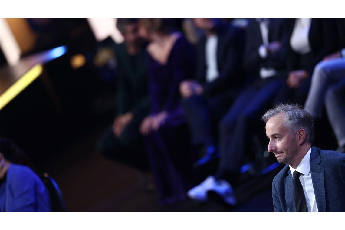 Antisemitismus-Debatte - Böhmermann sagt Rapper-Auftritt ab Jan Böhmermann sagt den Auftritt von Rapper Chefket bei seiner Ausstellung in Berlin wegen Antisemitismus-Vorwürfen ab.