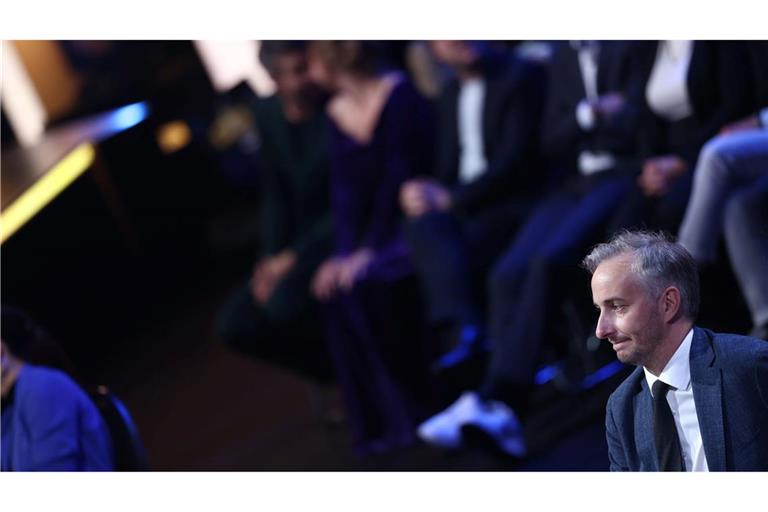 Jan Böhmermann sagt den Auftritt von Rapper Chefket bei seiner Ausstellung in Berlin wegen Antisemitismus-Vorwürfen ab.