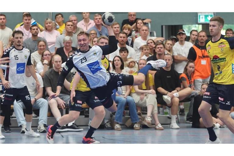 Jan Döll (links) und der SV Kornwestheim  hoffen gegen die Adler wie schon  gegen die Löwen auf ein volles Haus in der Halle Ost.  Foto: Andreas Essig