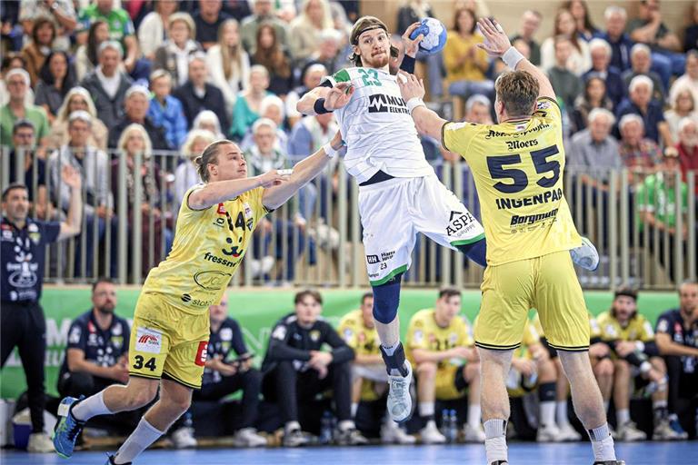 Jan Forstbauer (beim Wurf) ist am vergangenen Wochenende statistisch gesehen der beste rechte Rückraumspieler der 2. Bundesliga gewesen. Foto: Alexander Becher