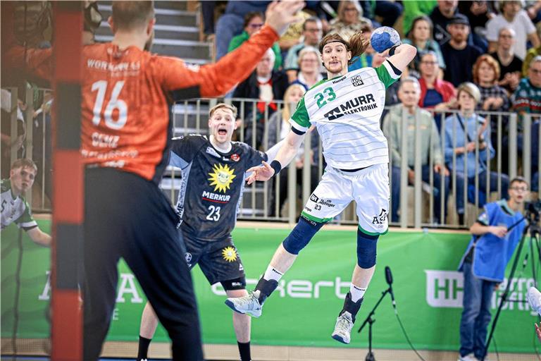 Jan Forstbauer ist diese Runde nicht mehr für den HCOB am Ball. Der Kapitän fällt wegen eines Kreuzbandrisses lange aus. Foto: Alexander Becher