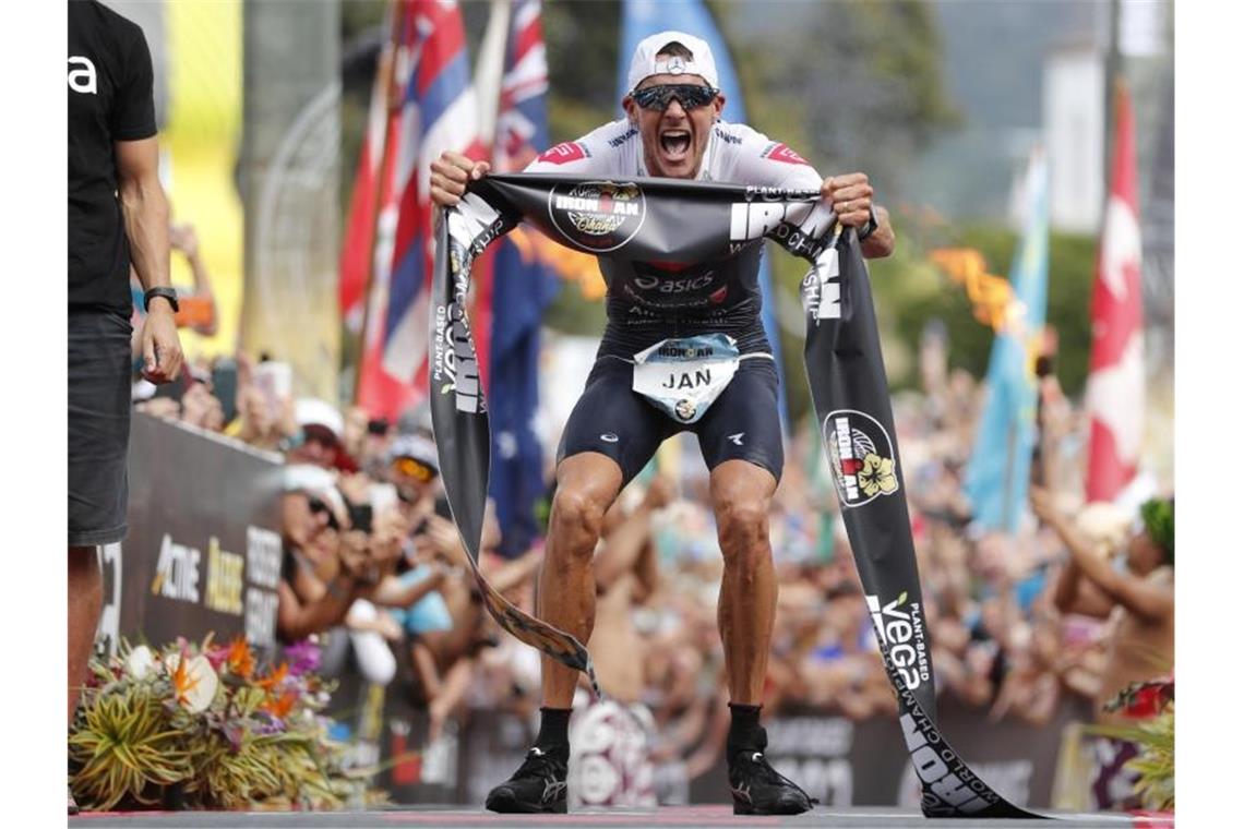 Jan Frodeno aus Deutschland jubelt 2019 nach dem Triathlon-Sieg auf Hawaii. Foto: Marco Garcia/AP/dpa