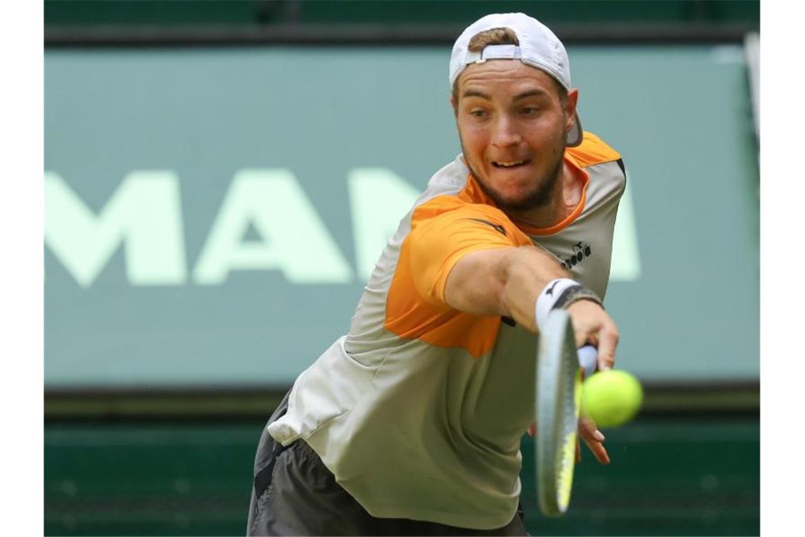 Jan-Lennard Struff erreichte in Halle die nächste Runde. Foto: Friso Gentsch/dpa