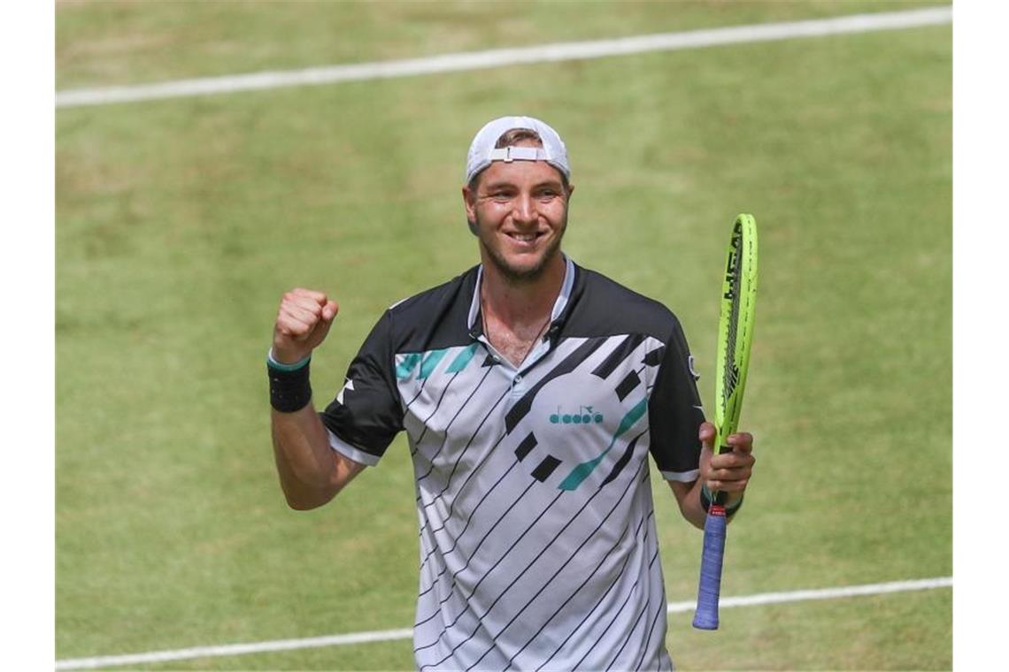 Jan-Lennard Struff feiert seinen Sieg. Foto: Friso Gentsch