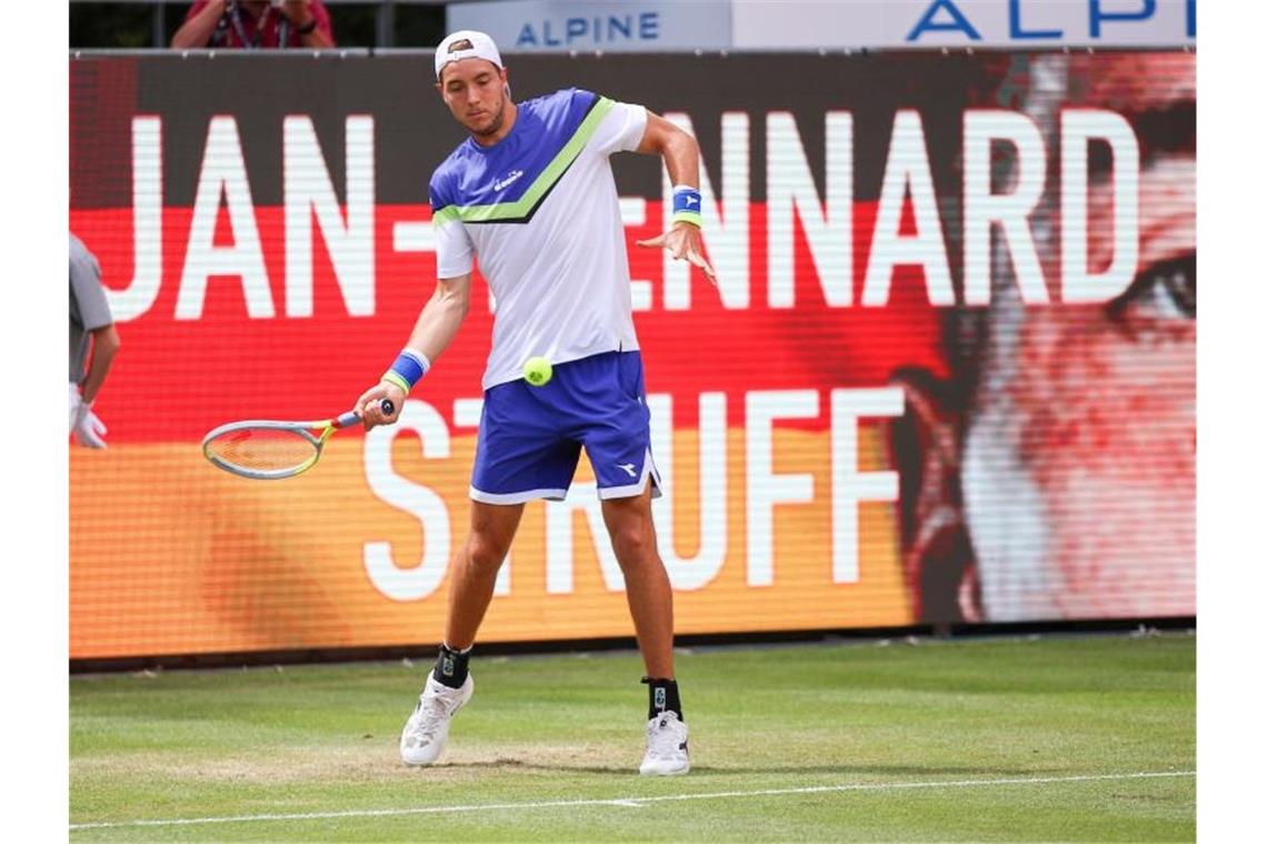 Jan-Lennard Struff hat sein Auftaktmatch in Berlin knapp gegen Roberto Bautista Agut verloren. Foto: Andreas Gora/dpa