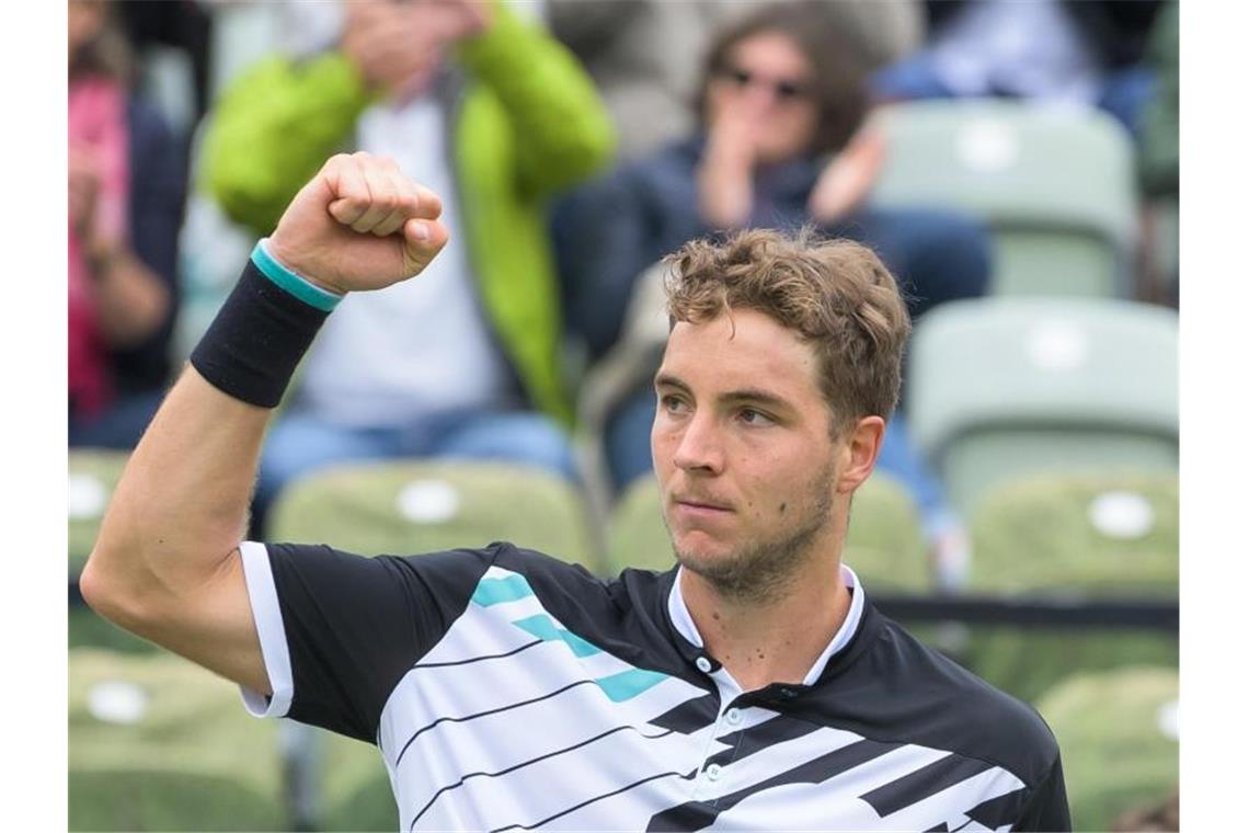 Jan-Lennard Struff jubelt nach dem Match-Gewinn. Foto: Silas Stein