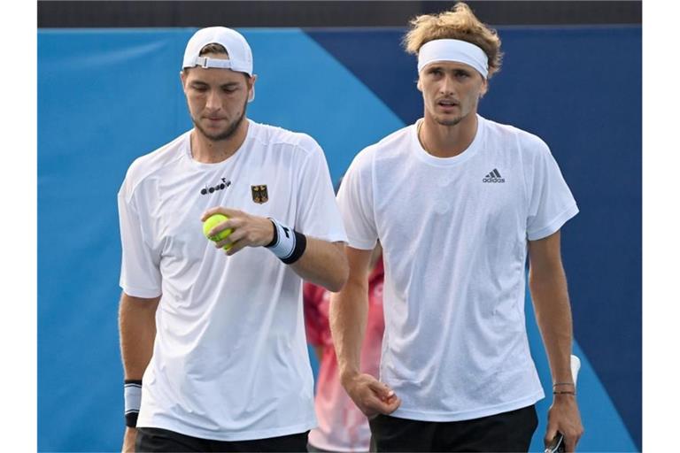 Jan-Lennard Struff (l) und Alexander Zverev. Foto: Marijan Murat/dpa/Archivbild