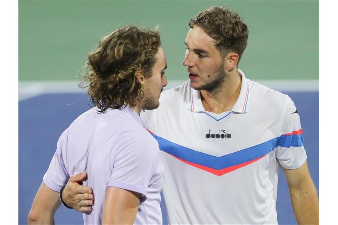 Struff in Dubai nach knapper Niederlage raus Jan-Lennard Struff (r) gratuliert Stefanos Tsitsipas zu seinem Sieg. Foto: Kamran Jebreili/AP/dpa