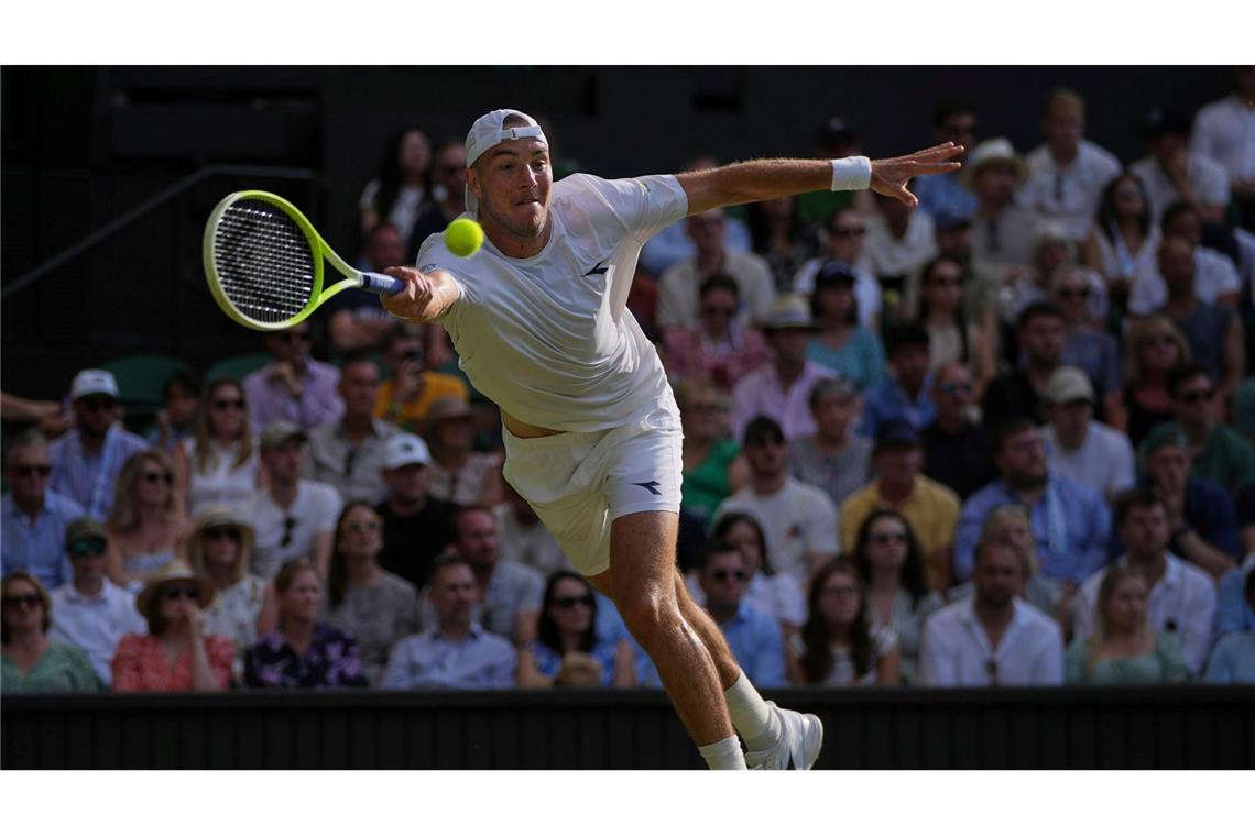 Siegemund feiert Wimbledon-Coup - Struff gegen Alcaraz raus Jan-Lennard Struff streckt sich vergeblich.