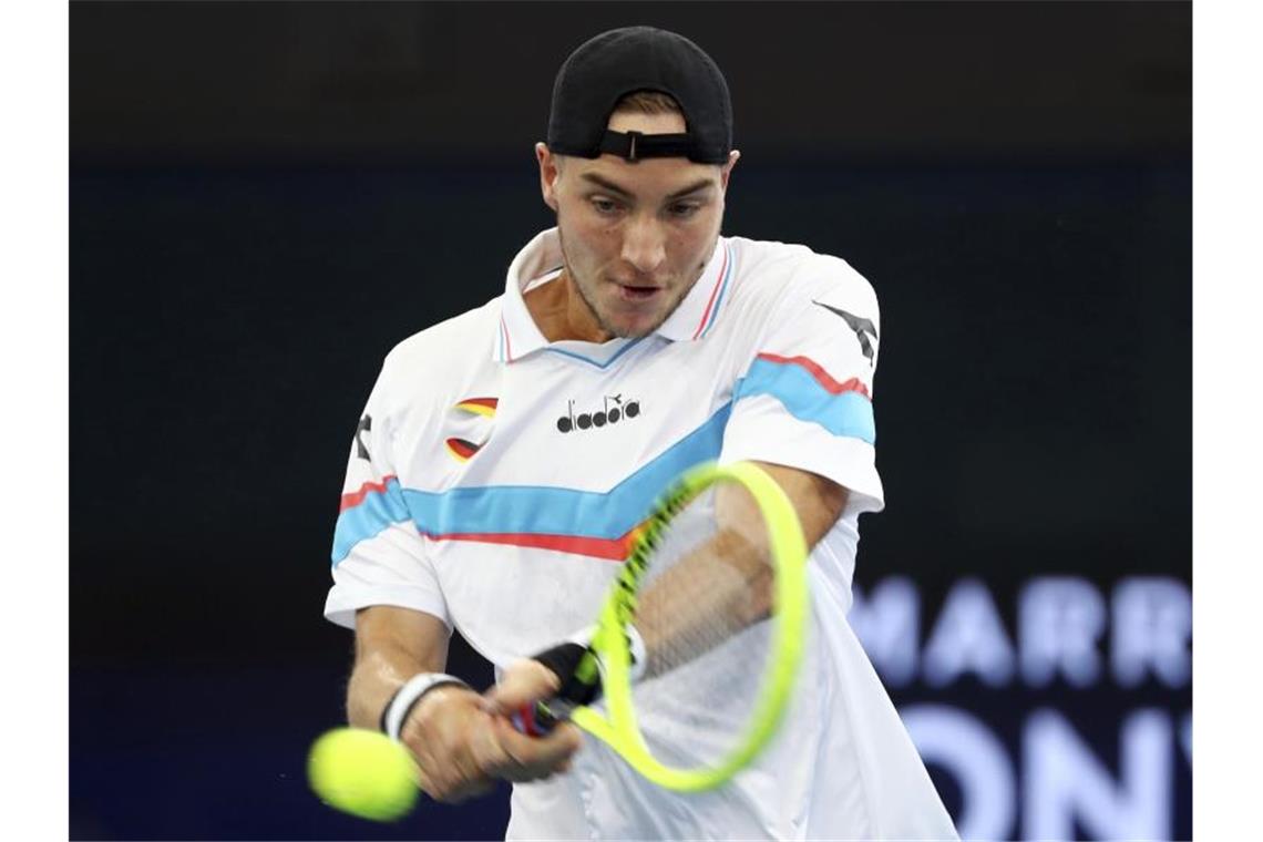 Jan-Lennard Struff trifft in der ersten Runde der Australian Open auf Novak Djokovic. Foto: Tertius Pickard/AP/dpa