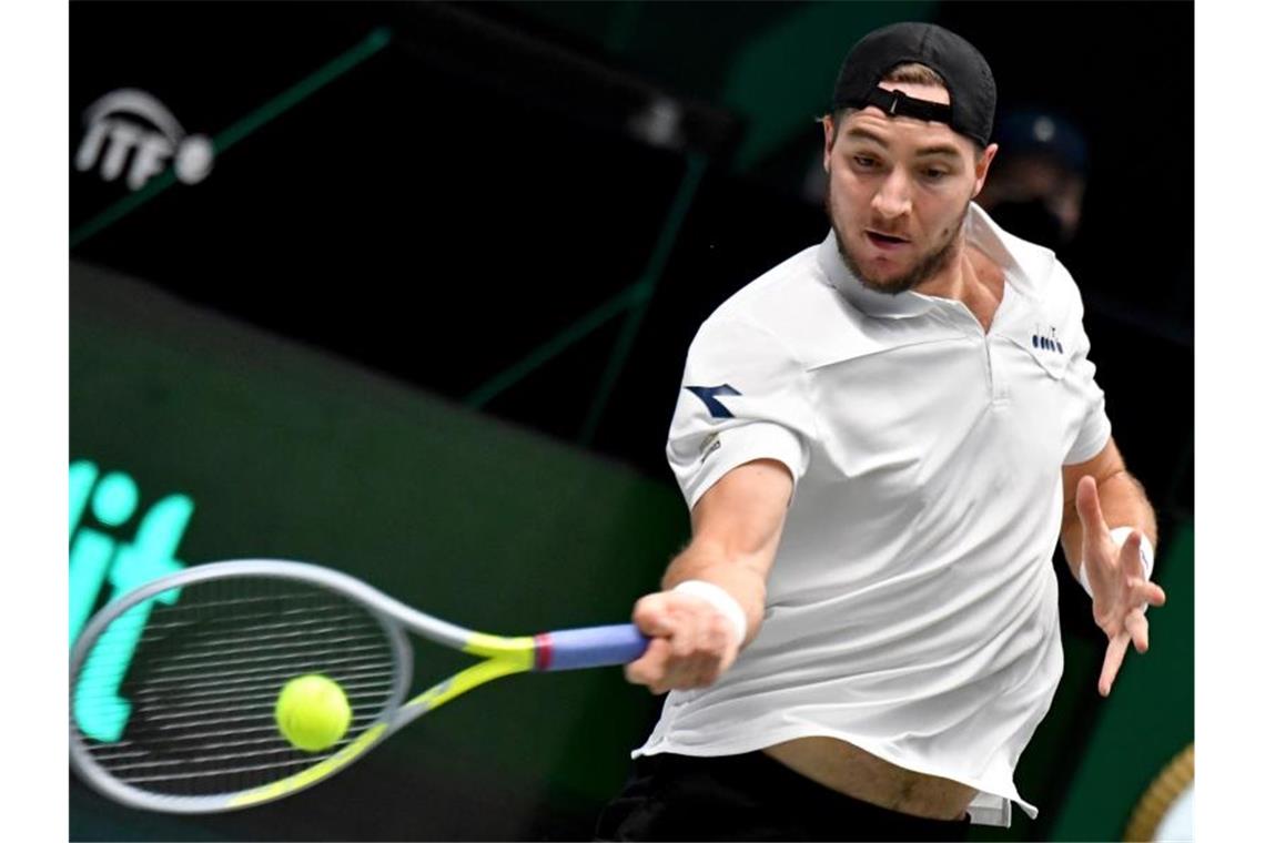 Deutsches Tennis-Team bezwingt im Davis Cup Djokovic und Co. Jan-Lennard Struff unterlag dem Weltranglisten-Ersten Novak Djokovic mit 2:6, 4:6. Foto: Barbara Gindl/APA/dpa