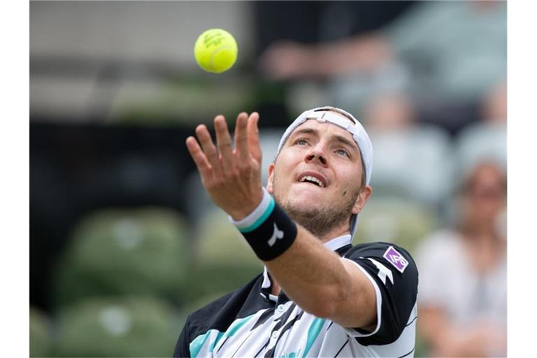 Jan-Lennard Struff vor einem Aufschlag. Foto: Silas Stein