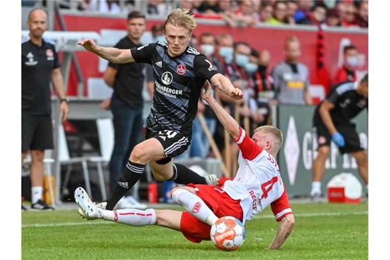Jan-Niklas Beste musste sich mit Spitzenreiter Regensburg (r) mit einen Punkt gegen den 1. FC Nürnberg zufrieden geben. Foto: Armin Weigel/dpa
