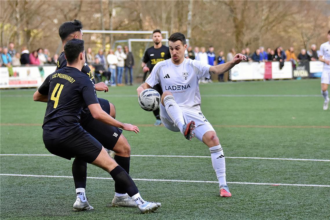 Jan Niklas Schommer (rechts) hat das 1:0 für den VfR Murrhardter erzielt. Foto: Tobias Sellmaier
