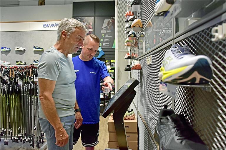 Jan Rössle (links) und Georgios Kondinos von Intersport Grabert können für den perfekten Laufschuh beim Kunden auch eine digitale Fußmessung durchführen. Wer das Angebot in Anspruch nehme, kaufe in der Regel auch im Geschäft, sagt Rössle. Foto: Tobias Sellmaier