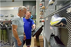 Jan Rössle (links) und Georgios Kondinos von Intersport Grabert können für den perfekten Laufschuh beim Kunden auch eine digitale Fußmessung durchführen. Wer das Angebot in Anspruch nehme, kaufe in der Regel auch im Geschäft, sagt Rössle. Foto: Tobias Sellmaier