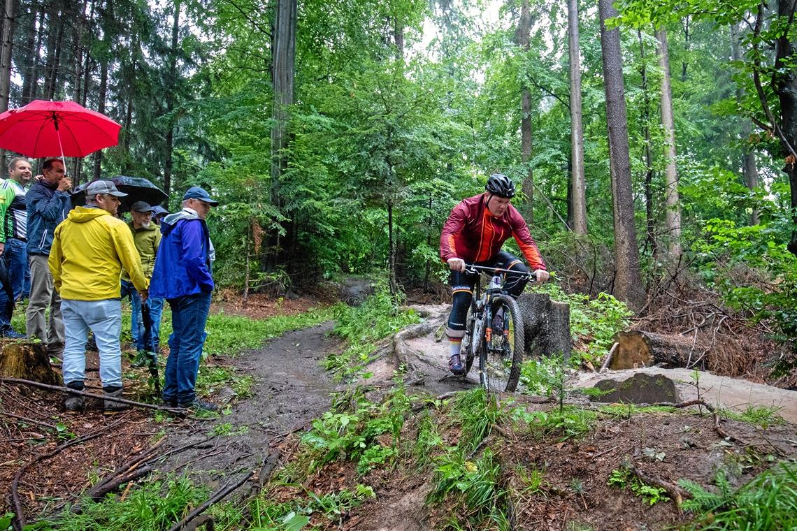 Jan Schlichenmaier (rechts) fährt einen Waldweg beim Eschelhof hinunter, auf dem es immer wieder Konflikte zwischen Mountainbikern und Wanderern gibt. Foto: A. Becher