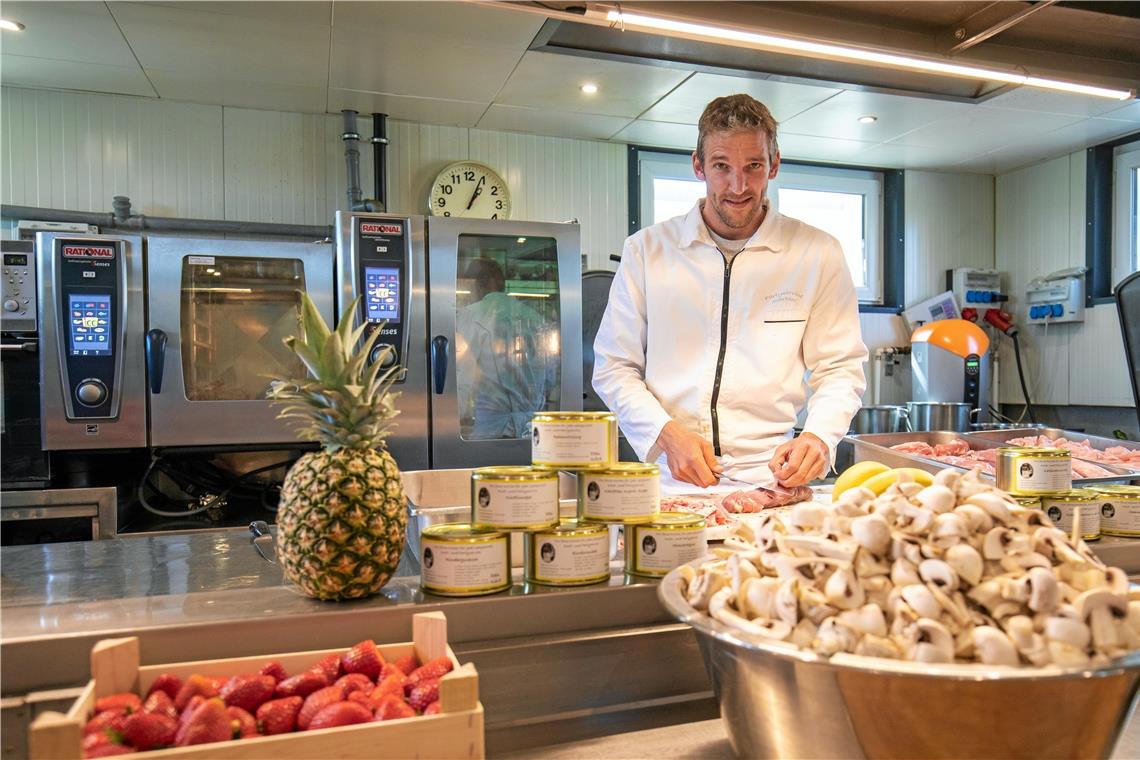 Noch ist keine Resignation spürbar Jan Schröder führt den von seinen Eltern gegründeten Partyservice in Heiningen fort. Dort setzt er fortan auch auf Essen in Dosen. Foto: A. Becher
