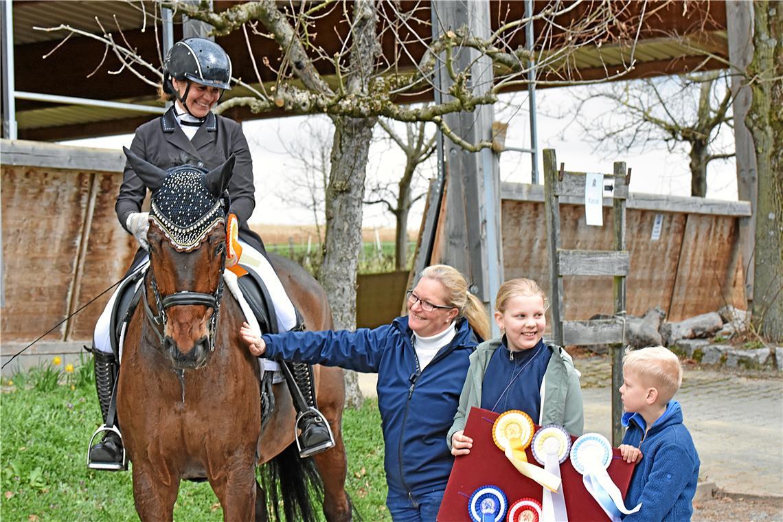 Sportliche Duelle unter guten Freunden Jan und Marlene bringen die Schleifen, damit Sibylle Wieland Siegerin Andrea Dlugos mit Gold auszeichnen kann. Foto: Tobias Sellmaier