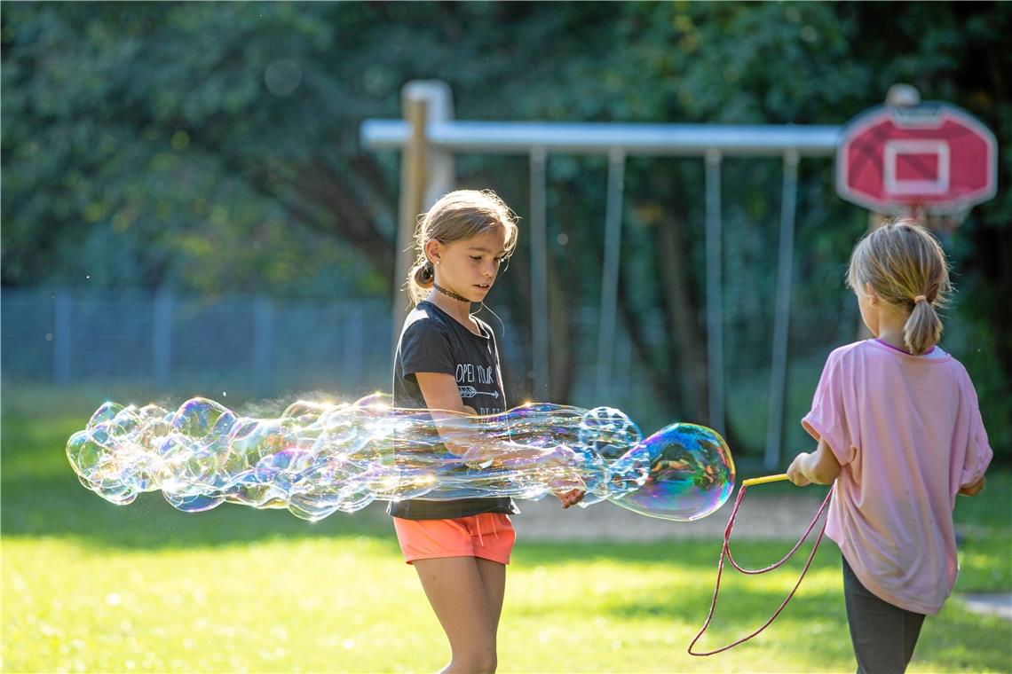 Jana (links) und Emma machen riesige Seifenblasen bei einem Sommerferienprogramm Mitte September, der Aktivspielplatz hat aber das ganze Jahr über offen. Fotos: A. Becher