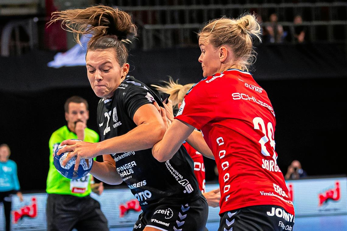 Jana Scheib spielt weiter für die HSG Bad Wildungen Jana Scheib (am Ball) wird weiterhin in der Bundesliga aktiv sein. Foto: Imago