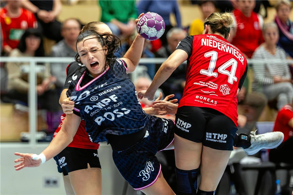 Jana Scheibs nächste Station ist eine Topadresse Jana Scheib setzt sich durch. Die einstige TVO-Handballerin zählt in der Bundesliga seit Langem zu den besten Torschützinnen. Gegen den Thüringer HC war das vor Kurzem nicht anders. Sieben Tore steuerte sie beim Metzinger 28:28 gegen ihren neuen Verein bei. Foto: Imago