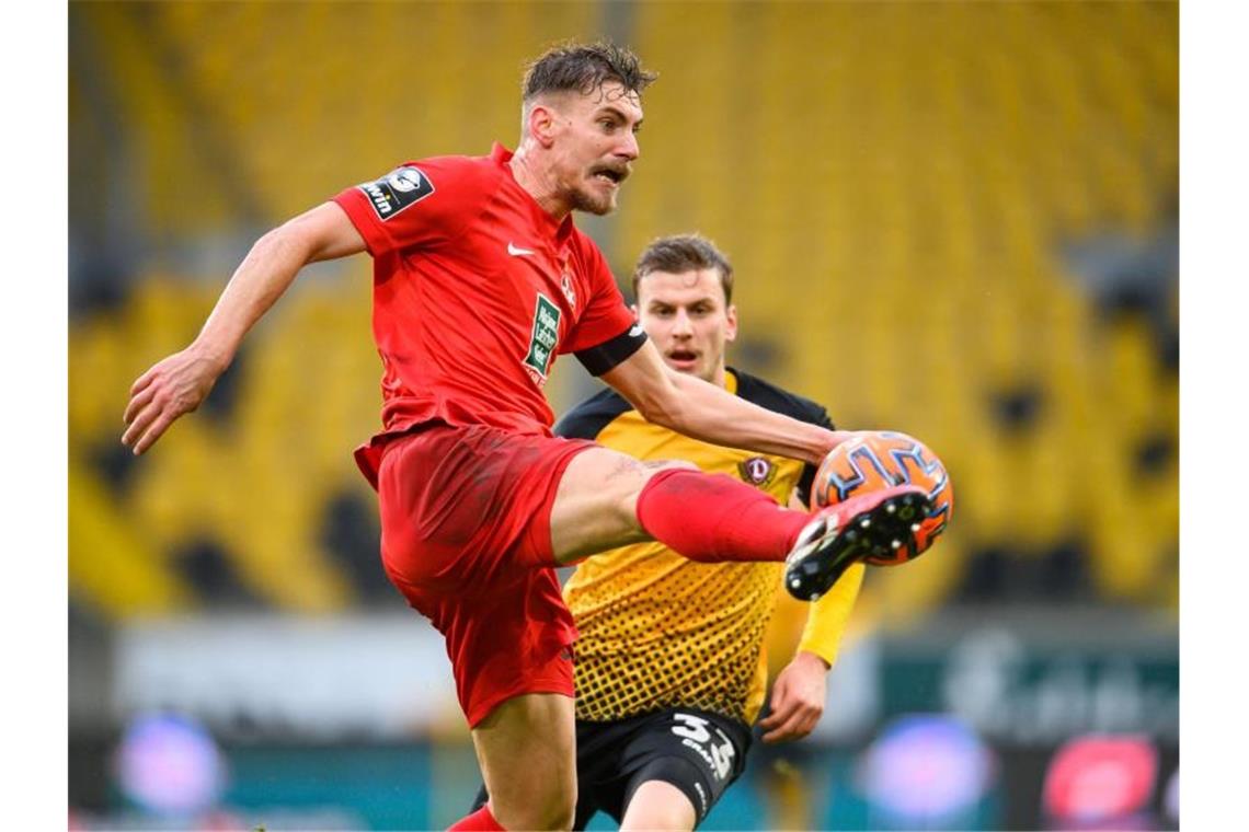 Bachmann wechselt von Kaiserslautern nach Sandhausen Janik Bachmann (l) spielt den Ball. Foto: Robert Michael/dpa-Zentralbild/dpa/Archivbild
