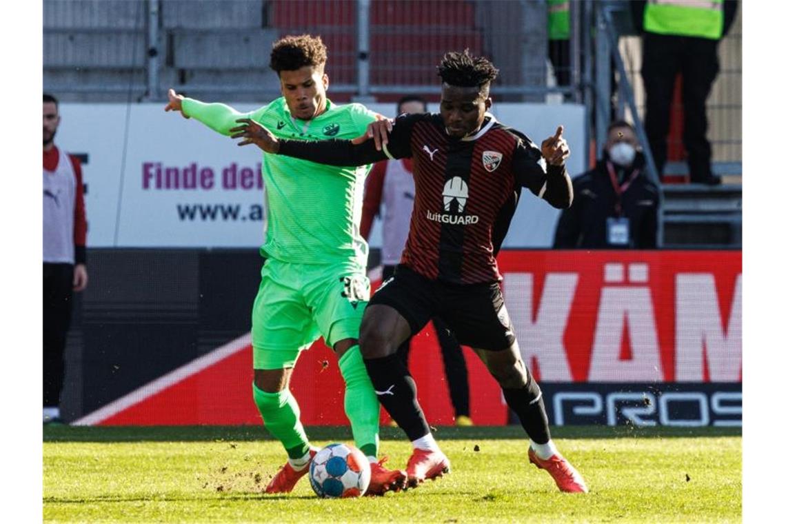 Darmstadt und Schalke patzen und helfen norddeutschen Clubs Janik Bachmann vom SV Sandhausen (l) und Hans Nunoo Sarpei von Ingolstadt im Zweikampf um den Ball. Foto: Matthias Balk/dpa