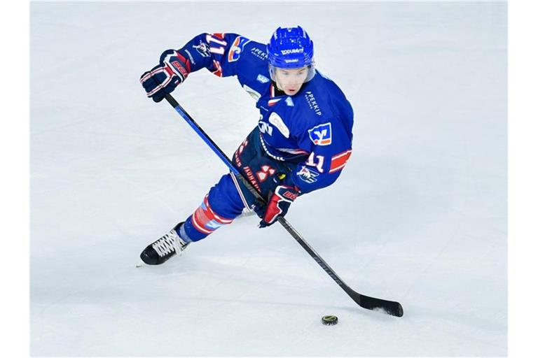 Janik Möser spielt den Puck. Foto: Uwe Anspach/dpa/Archivbild