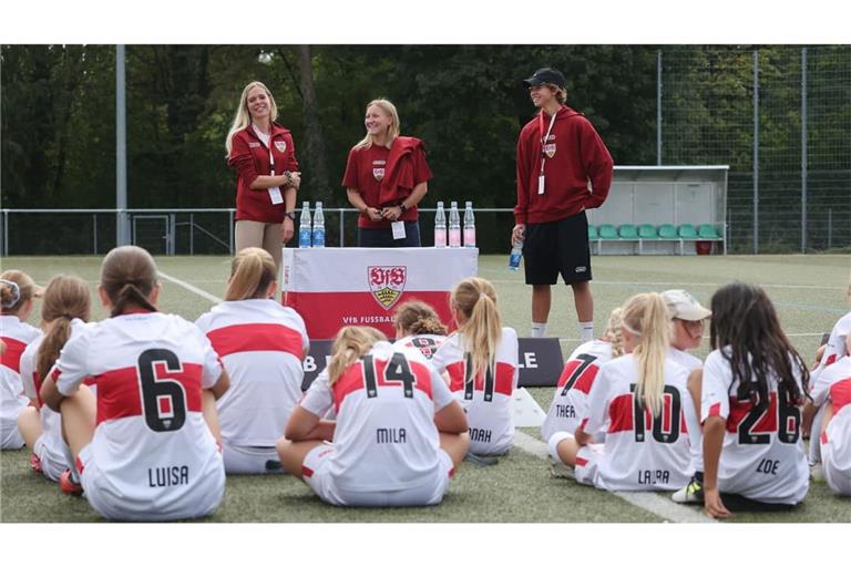 Janina Hechler, Leonie Schetter und Rosa Rückert (v. li.) stehen den jungen Fußballerinnen Rede und Antwort.