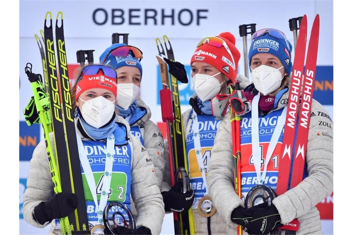 Janina Hettich (l-r), Franziska Preuss, Denise Herrmann und Janina Herrmann stehen mit ihren Trophäen im Zielbereich von Oberhof. Foto: Martin Schutt/dpa-Zentralbild/dpa