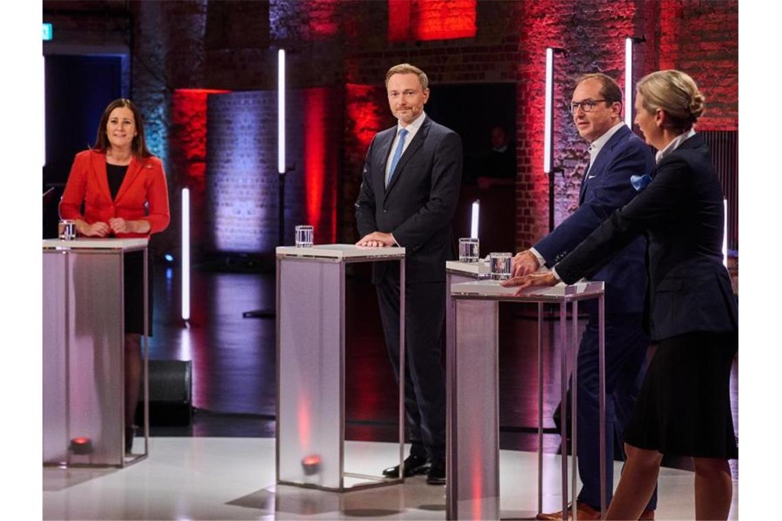 Streit bei kleineren Parteien: Auf Triell folgt Vierkampf Janine Wissler (l-r), Christian Lindner, Alexander Dobrindt und Alice Weidel kurz vor Beginn der Live-Sendung. Foto: Annette Riedl/dpa