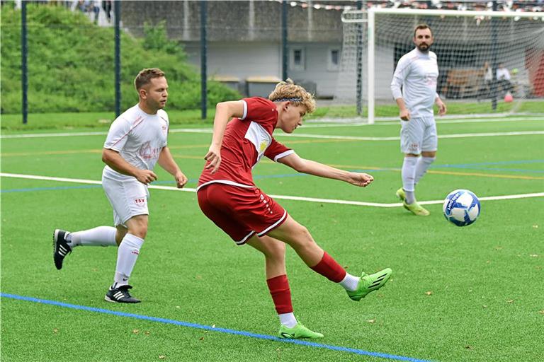 Jannick Maurer (in rot) und der SV Spiegelberg sind mit 29 Zählern dem Führungstrio ganz dicht auf den Fersen. Archivfoto: Tobias Sellmaier