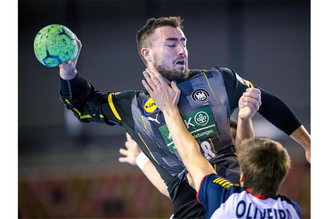 Handballer starten ohne Kohlbacher in EM-Vorbereitung Jannik Kohlbacher (Deutschland, l) setzt sich gegen Pedro Oliveira (Portugal) in Szene. Foto: Sascha Klahn/dpa/Archivbild