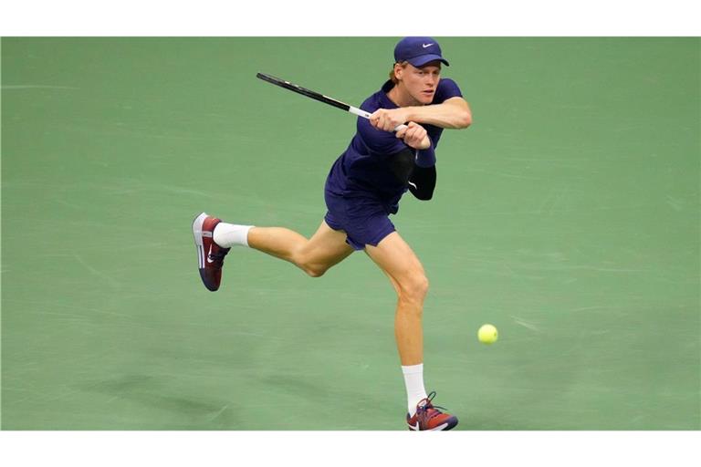 Jannik Sinner behielt gegen Felix Auger-Aliassime trotz Problemen die Oberhand.